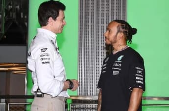 Toto Wolff rivela la scelta "istintiva" per il sostituto di Lewis Hamilton dopo il passaggio alla Ferrari